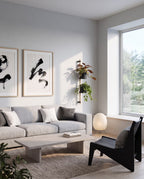 Macetero de pared KIMU de roble con dos macetas negras en un salón de estilo japandi junto a la ventana