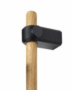 Soporte de pared negro de KIMU sujetando la barra de roble