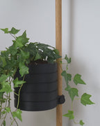 Video: KIMU black pot with trailing ivy attached to the oak rod